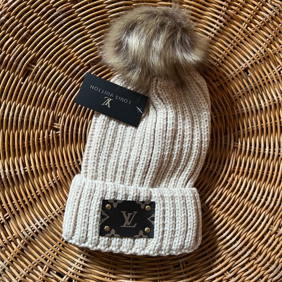 Beanie with pompom. - Picture 2 of 4